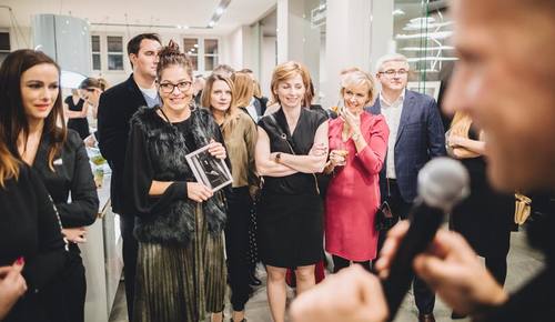 wernisaż fotografie Szymona Brodziaka w kuchennych aranżacjach